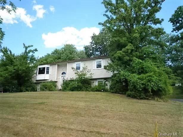 Bank owned property in a great neighborhood. Large family room, formal dining room over looking the 3 season room. Eat in kitchen Master bedroom with full bathroom two other bedrooms on the main level. Lower level has a family room 4th bedroom and half bathroom. 2 car garage. M-W schools and Woodbury recreation.