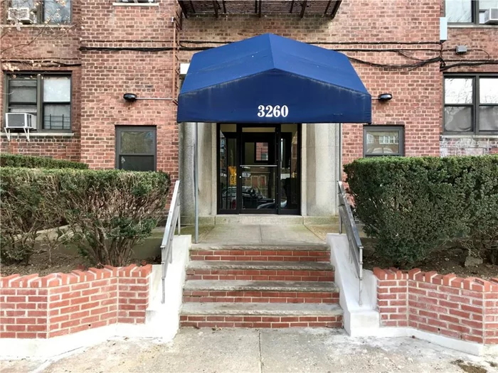 25 minutes from Manhattan, available large 1 bed 1 bath apartment. Renovated kitchen with granite countertops and stainless steel appliances. Bathroom is also renovated. Located near shops and restaurants. Indoor parking available for an additional $150/month.