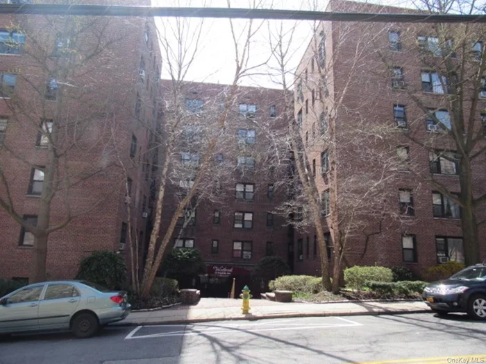 Unit has been updated 2 Bedroom, 2 bath apartment in pet friendly building. Located in the heart of White Plains. Excellent location, close to park, shopping, metro north.