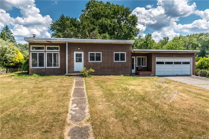 Here is the home you have been looking for. Located on a dead end street come see what life is like in Montrose! Bring your best ideas to bring this little gem back to its full potential.
