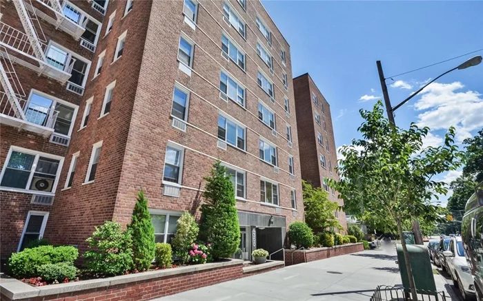 South facing 4th floor unit in the much desired North Riverdale section. Adjacent to transportation, City Bus, Metro North RR, Schools, schools, parks, Wave Hill