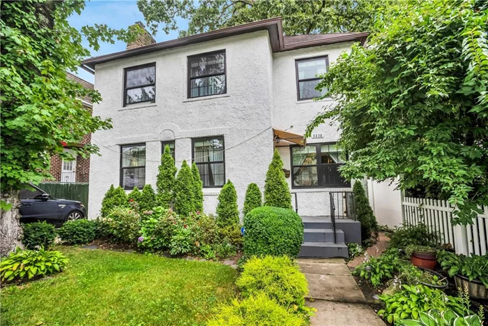 House for rent in central Riverdale, close to shopping area, expres bus to manhattan.  Eat-in kitchen , 4 bedroom 2 full bathrooms, long private driveway 4-car parking and nice patio in the back of the house . Tenant pays broker fees.