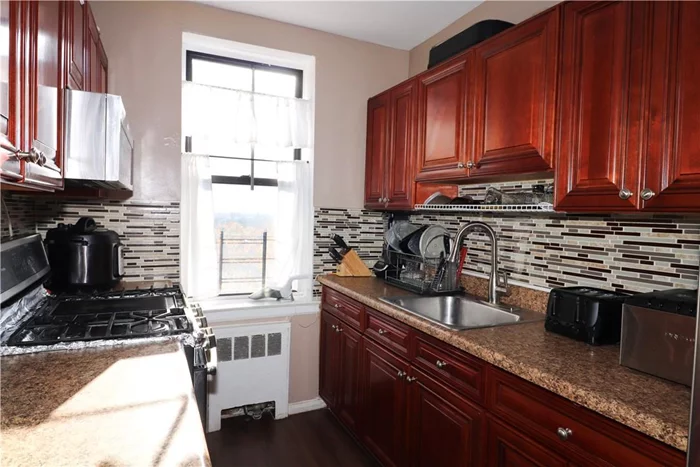 Come see this great 2 bedroom in Wakefield this unit has great lighting facing south west with view of the city great wood floors close to the train 2 and 5 close to stores include electric, gas, heat, and hot water