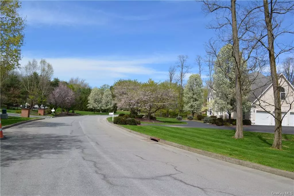 Excellent cul de sac location to build your luxury Hudson Valley home. High-end neighboring homes and charming landscapes. The location is private yet close to all amenities.