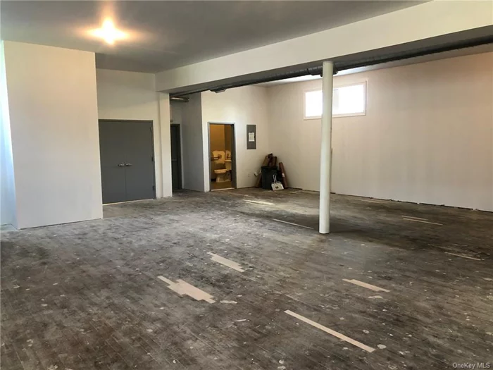 UNIT-C(1266 SF) artisan space with 10&rsquo;-8 Ceiling Height - Great space for artisan, photographer or creative type business, High Ceilings. Clerestory windows allow for natural light. Private ADA Restroom. This unit can be combined with Unit D on lower Level