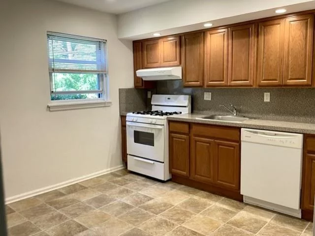 First Floor Garden Apartment. Open Floor Plan Featuring, Living Room, EIK, 2 Bdrms, 1 Bath. Freshly Painted, Harwood Floors, New Windows, Harwood Cabinets. Washer/Dryer Hook-Up In Basement. Garage Available For $50 Per Month. Stone Throw To Parks And Beach.