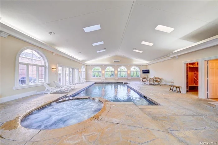 3200 Sqft Indoor Pool 16x32 & 10 Jet Hot Top