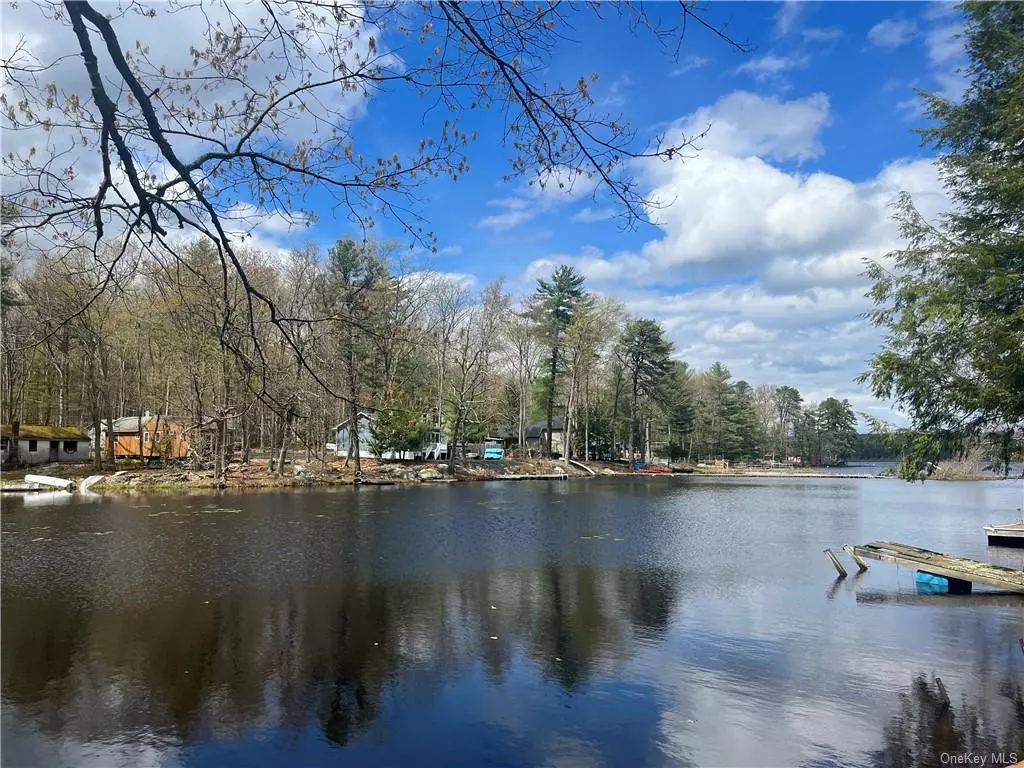 Lakefront paradise 2 hours from NYC set privately in the cove. Motorboat lake. Comes with a 2005 33ft citation with 2 slides in excellent condition turnkey. Enjoy boating, swimming and kayaking.
