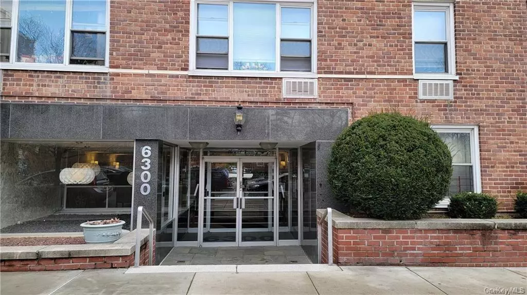 Welcome to this spacious and bright 1 bedroom Co-op in North Riverdale. The apartment features a well-designed layout, providing ample space for living, dining, and entertaining. Beyond the exceptional closet space within the unit. Conveniently located in a desirable neighborhood, this apartment offers easy access to a variety of amenities, including shopping centers, restaurants, Van Cortlandt park, and public transportation.