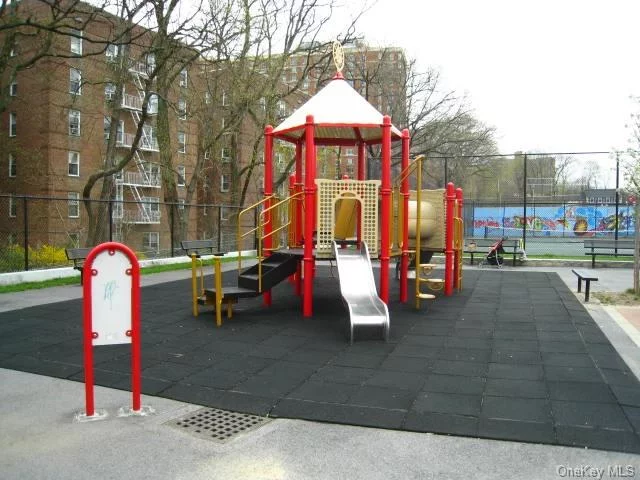 Next door Fay park with tennis courts and playground