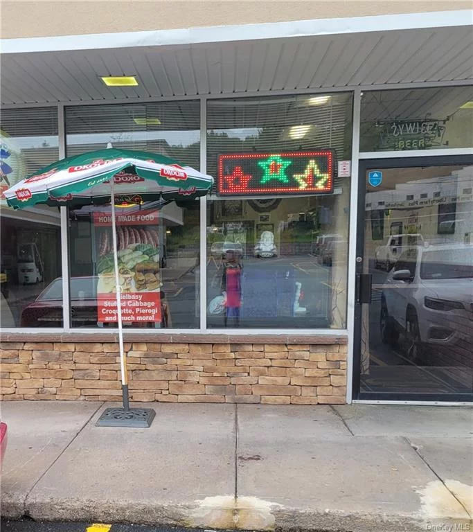 Business only! In a busy shopping center. plenty of parking.. Includes freezer, pizza oven refrigerator, full kitchen. tables, equipment Ready to go. Completely turn-key..SELLERS SAYS SELL!!!