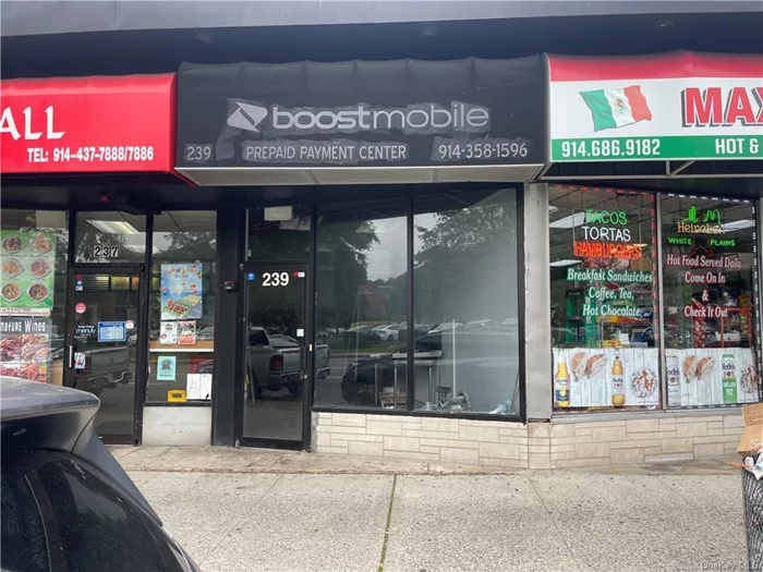 Prime location across from Tesla. Very busy area. Perfect for many different business types - phone store, liquor store, pizza place, salon, etc.