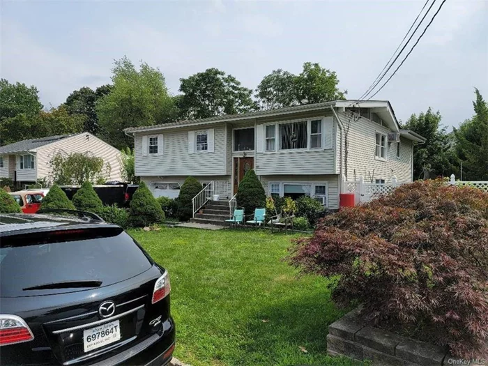 Drive by only. Property in Foreclosure. This is a Short Sale subject to lender 3rd party approval. Cash offers only. Buyer does not get property vacant. (squatters). Outer wise a great buying opportunity.
