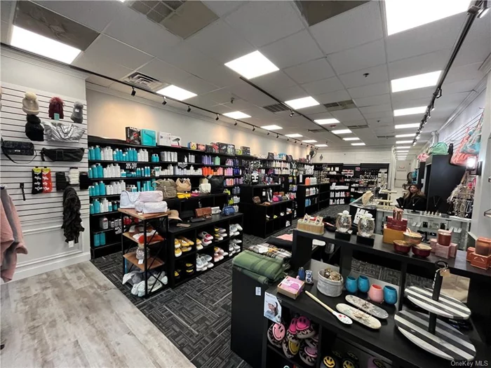 Former Beauty Club Salon and Suites this store is 2000 sf of prime retail space. Located between Big Daddy&rsquo;s Wine & Liquors and Clarkstown Pharmacy and Goodyear Tire, this is a prime location for your next business venture.