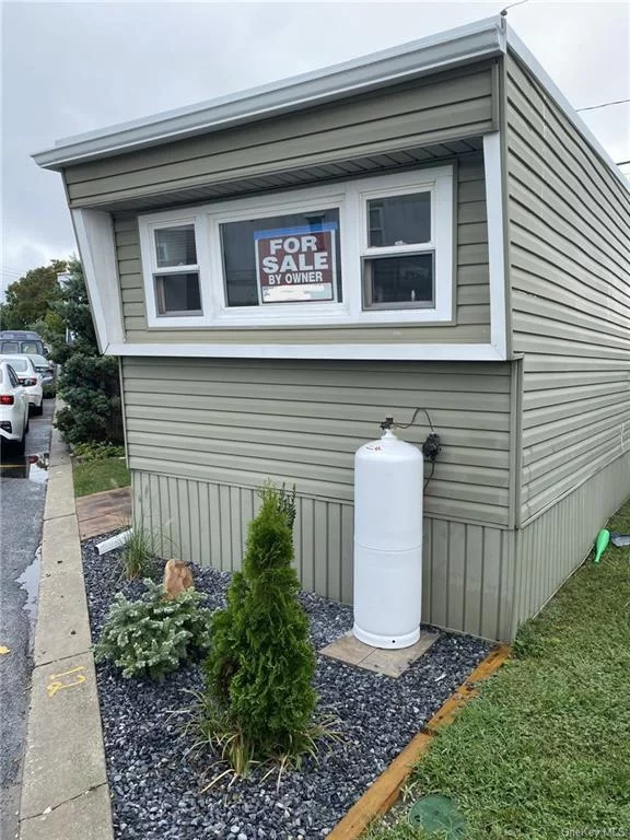 Amazing Newly renovated mobile home. 1 bed and full bath. With beautiful kitchen/Living room combo. Enjoy sunsets on your private deck just steps away from the marina. Get ur boat ready to dock in ur very own slip. HOA fees are approx 1050 (includes water, sewer, garbage and taxes). Sorry No dogs ?? allowed. Please note this is a cash sale. Ready to sell.