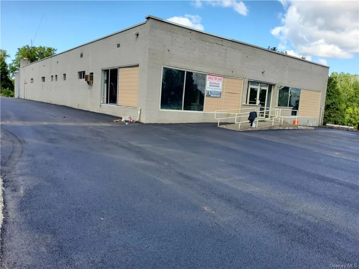 Great location to open your new business. Good building, high traffic. Retail, babysitting, private school. Car salse and more.