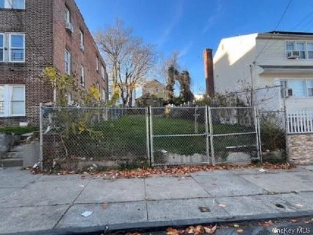 The property is vacant land ON 2500 SQ FT LOT. All potential buyers are asked to check with city and tax records to determine possible survey and landmarks. This is an AS-IS foreclosed/REO property. Buyers&rsquo; premium paid at closing by buyer. *** Seller makes no guarantees about property&rsquo;s physical characteristics ***