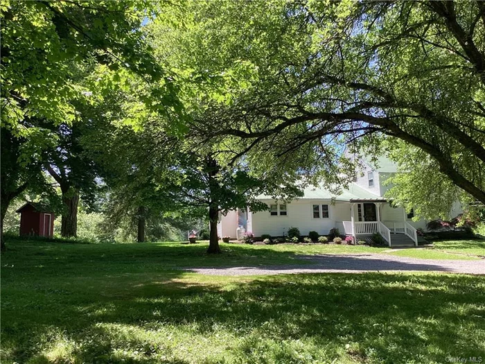 Charming country farm house in the heart of Stanfordville Ny. Spacious 5 bedroom , 2 bath with bonus room for your office/studio. Picturesque views. Close to Wineries, dining, antiques and Polo. Close to Taconic State Parkway and trains.