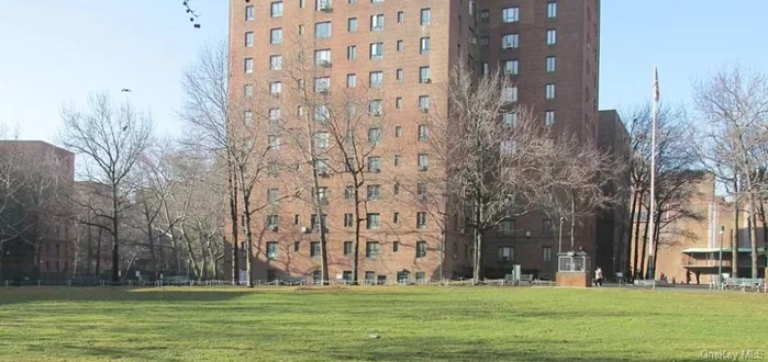 Conveniently located 1 bedroom condo in the Parkchester section of the Bronx.