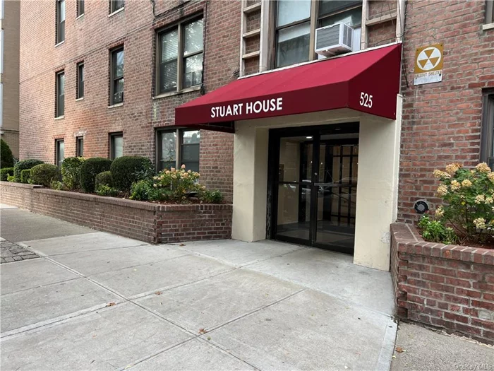 Well-maintained and conveniently located unit in Riverdale section of The Bronx. Hardwood floors throughout with large closets. Shopping and restaurants are just steps away. Pet friendly building.