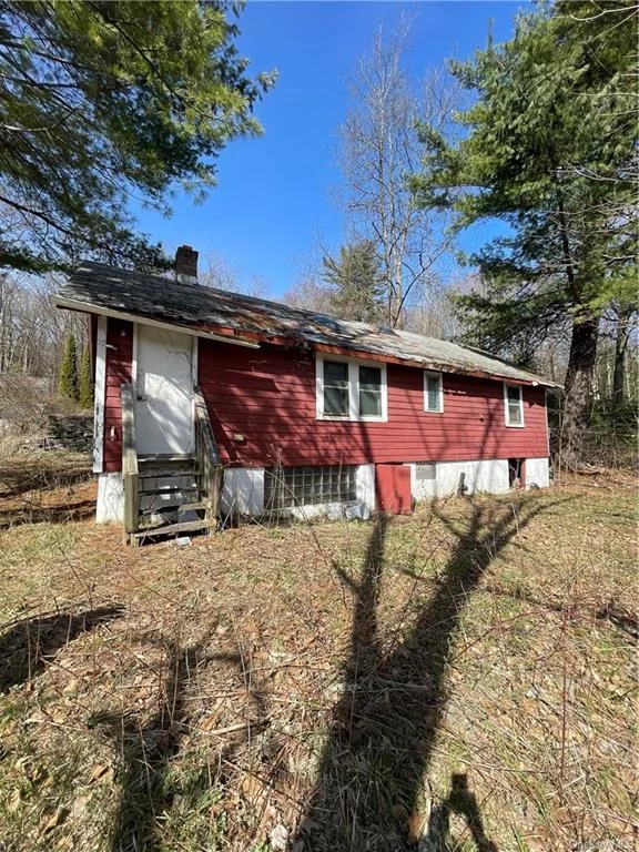 1Bed 1Bath cottage perfectly located on a corner lot in Wurtsboro, NY. Bring your toolbelt and imagination to this open canvas. Please call and schedule your showing today!