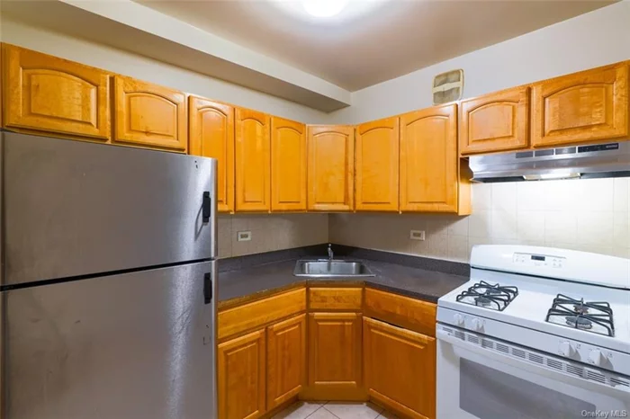 Condo for sale! Three bedroom 2 bath for sale! Located on the top fl, hardwood floors, open concept. Low HOA approx $570. Close to transportation and shops and highways, pet friendly!