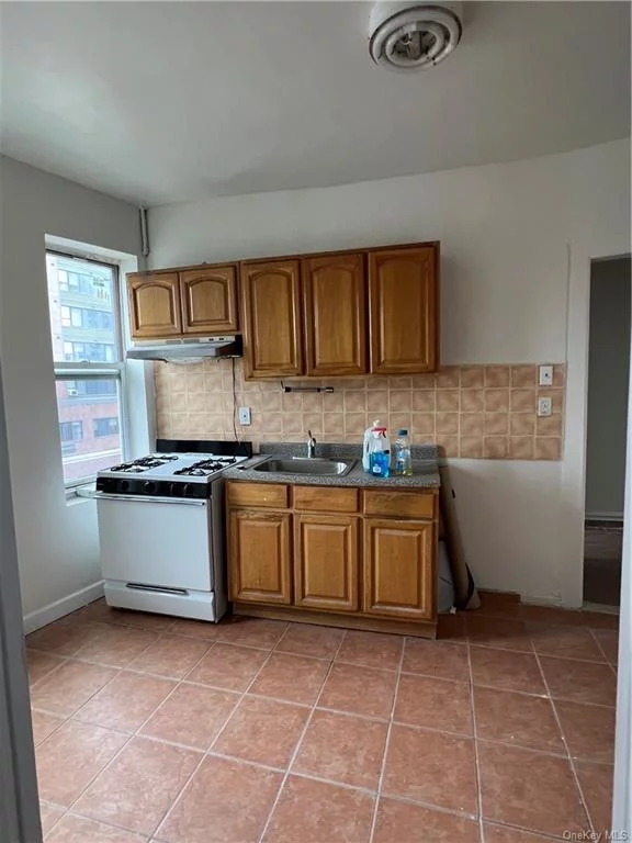 Bronx. Walk to trains #2&5 West Farm stop. This is a HDFC Coop Building. Bright and sunny plenty of windows 1 bedroom coop apt with spacious formal eat in kitchen, living room, full bathroom and plenty of closets. No pets restrictions and close to all. Price to sell and hurry don&rsquo;t miss this opportunity.