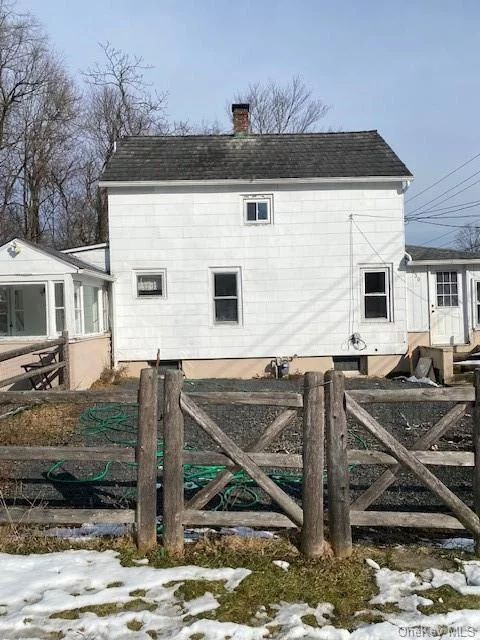 Move right into this cozy home and make it yours. Tenant pays for Credit and Background check  There is a large front room/enclosed porch that can be used as an extra Bedroom/Den