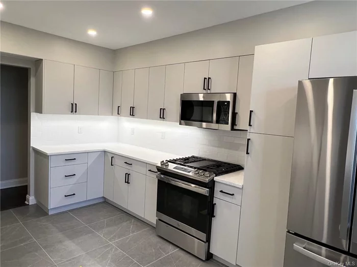 Wow! Newly renovated in 2024, upper level condo in Blueberry Hill with lots of natural light. New kitchen w/2 new sinks, quartz counters, tiled backsplash, tiled floor, stainless appliances and washer/dryer. Hardwood floors, Stunning new bathroom and new a/c units. Don&rsquo;t let this one pass you by!
