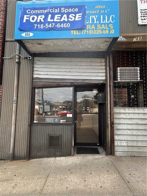 This small storefront, spanning approximately 700 square feet, beckons business enthusiasts alike. The storefront is now available for rent, offering an ideal space to turn your business dreams into reality.