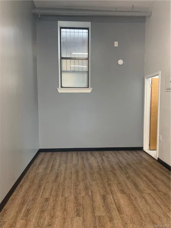Big nice commercial space, perfect space for a business office. Close to the Bruckner express way, and shops. Close to the six train.