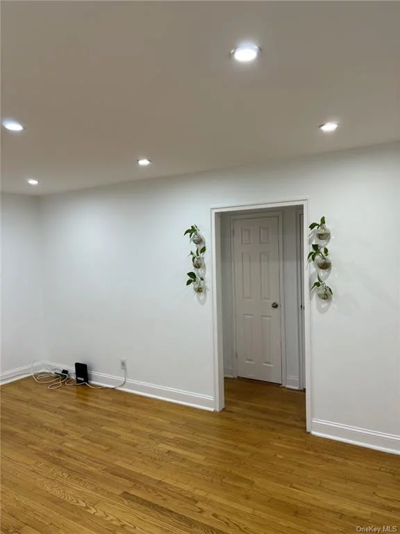 Garden style one bedroom dog friendly apartment. Unassigned on site parking. Close to bus, parkway and Deegan highway easy commute to the City. Near schools, park, Ridgehill mall and supermarkets. Hardwood floors throughout stainless steel appliances and much more to offer.