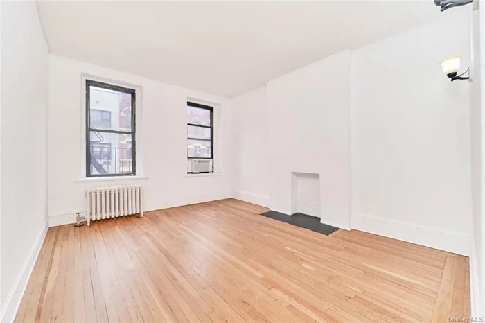 1 bedroom apartment located on the Upper East Side.APARTMENT FEATURES:- Stainless steel appliances- Hardwood floors- Great natural lightBUILDING FEATURES:- Renovated building- Intercom system- Pet friendly- Live-in super