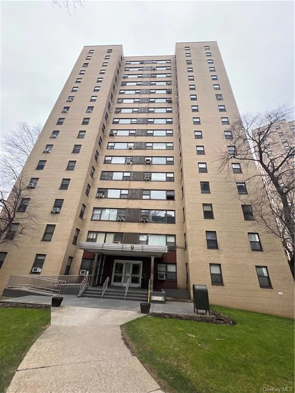 This beautiful renovated 2 bedroom apt. located in the gated community in the bronx with 24 hour security is the perfect place to be. This apartment has 2 bedroom a fully renovated kitchen with granite counters and stainless steel appliancence, wood floor and renovated bathrooms. Close to all major transportation, shopping ares, recreational areas and more. Hurry and schedule your appointment soon.