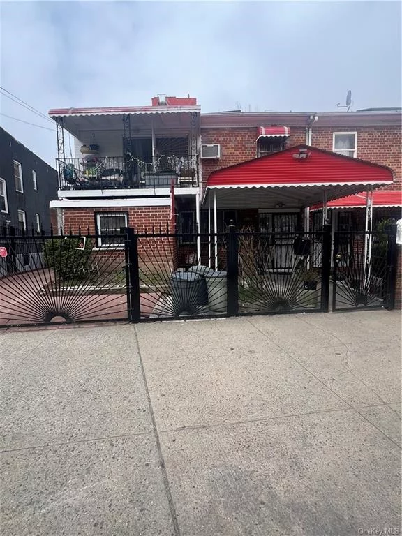 2 FAMILY BRICK SEMI ATTACH NESTLED IN THE SOUNDVIEW AREA OF THE BRONX. 1ST FLOOR FEATURES 3 BEDROOMS, FULL BATH LIVING DINING ROOM AND KITCHEN. 2ND FLOOR 3 FEATURES 3 BEDROOMS, FULL BATH, LIVING DINING ROOM AND KITCHEN. Additional Information: ParkingFeatures:2 Car Detached,