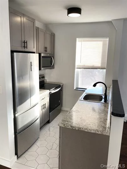 Lovely one bedroom apartment in a well maintained building located in the heart of the City of Poughkeepsie. Hardwood floors throughout with newer appliances. Conveniently located to downtown attractions, restaurants, shopping and amenities. Walking distance to Metro North Station, Poughkeepsie Waterfront and Walkway over the Hudson. Tenant responsible for utilities