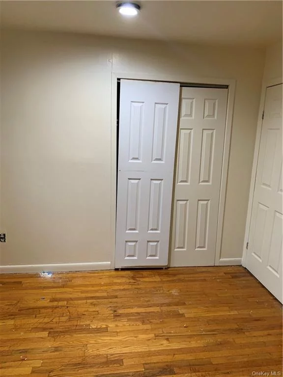 3 BEDROOM / 1BATH APARTMENT LOCATED IN THROGGS NECK SECTION OF THE BRONX 2ND FLOOR TENANT PAYS ALL UTILITIES NO PETS/ NO WASHER MACHINES / DRYERS IN APT
