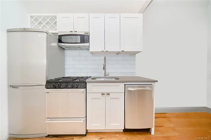 Great 2 bedroom apartment located on the Upper East Side available May 1st.APARTMENT FEATURES:- In unit washer/dryer- Stainless steel appliances, including dishwasher and microwave- Hardwood floors- Exposed brick- Recessed lightingBUILDING FEATURES:- Intercom system- Pet friendly