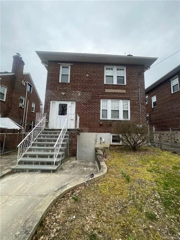 Well maintained and serene 2-bedroom, 1-bathroom apartment is situated on a peaceful street. Located on the ground level with a washer and dryer. Conveniently located, this unit offers comfort and accessibility.