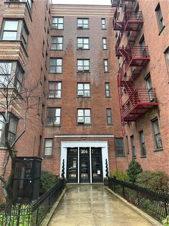 Spacious Studio in excellent condition with hardwood floor throughout and plenty of closet space. The building is well-maintained with live-in super, elevator, laundry room, intercom system and security cameras. Convenient location: to subways;4, D, B lines, bus lines and shopping areas.