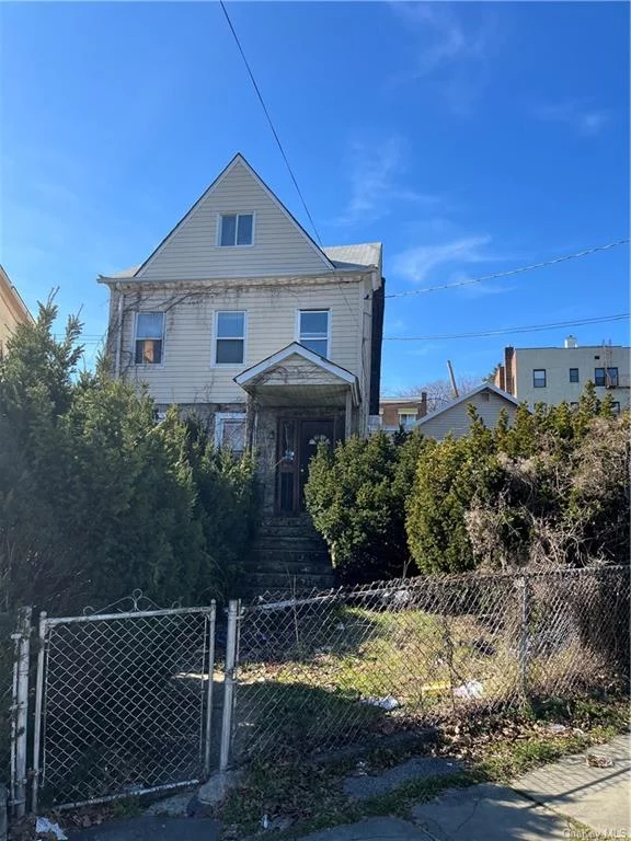 GREAT INVESTMENT OPPORTUNITY for this unique property that sits on the border of the Wakefield Bronx area and Mt. Vernon. Investors/Developers/contractors delight. R4 Zoning allows for development from 1-4 family.