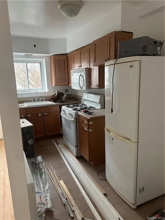 1 bedroom apartment for rent it comes with AC. Landlord pays heating and water, tenant has to pay electricity and gas. Next to public transportation. Call me or text me for more details.