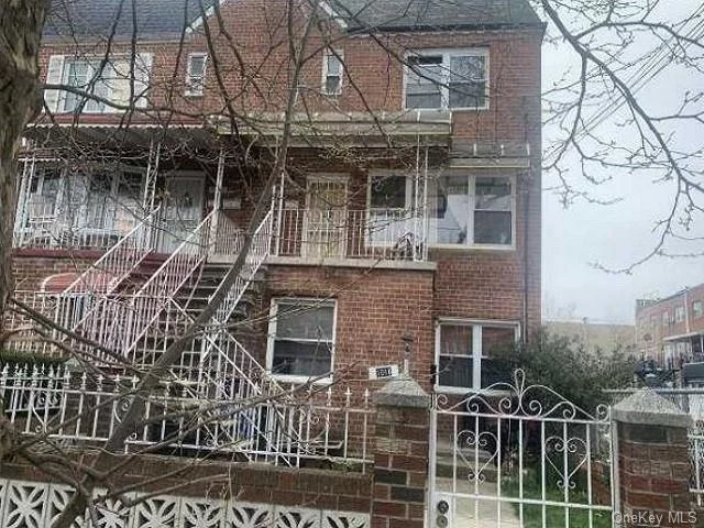 Duplex investment opportunity in Brooklyn, NY. An amazing value at a great price. Don&rsquo;t walk but run to submit your highest bid before it is gone. Buyers check with City, County, Zoning, Tax, and other records to their satisfaction. AS-IS REO property.