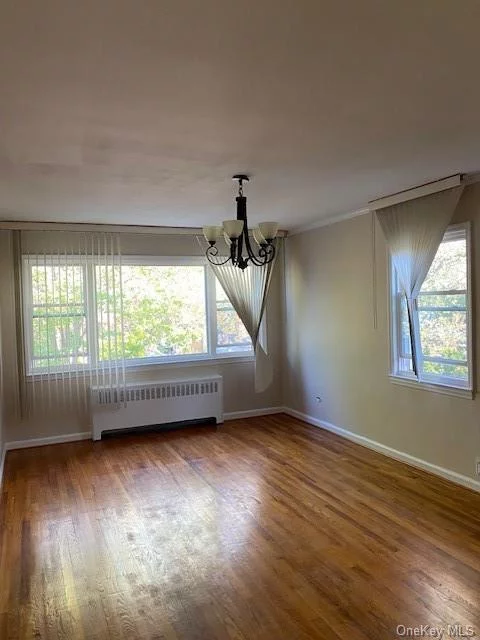 Pelham Gardens: Large two bedroom, living room, kitchen with stainless steel appliances that incudes a dishwasher, dining room, and full bathroom on the second floor of a private house. Near Jacobi and Einstein Hospitals, as well as public transportation (Pelham Parkway Station - green line subway #5).