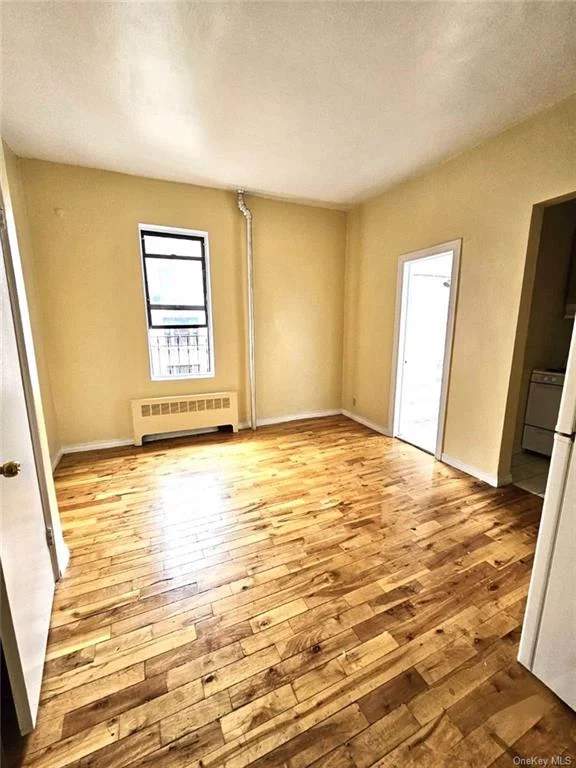 Hamilton Heights Studio in Elevator Building-Recently Renovated-Sun-drenched-Pristine Hardwood Floors-Tiled Bathroom with Soaking Tub-Excellent Dining and Nightlife-Parks and Historic Landmarks