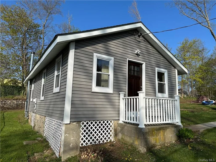 Cozy completely renovated two bedroom cottage on oversized lot.Walk to lake, shopping, bus, and restaurant.