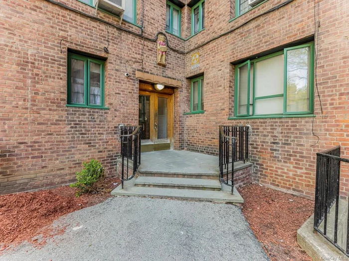 Modernized 2-bed, 1-bath condo in the parkchester area of the bronx, this property boast a convenient proximity to public transportation (buses and trains) etc. Enjoy the perfect blend of an updated kitchen, urban convenience and easy access to city life. Contact your agent for a showing today!