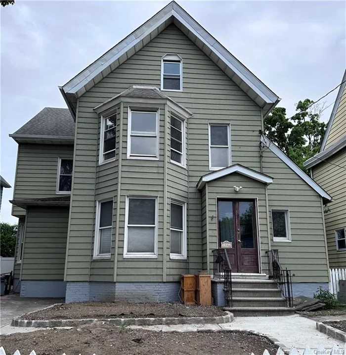 Completely renovated bright 4 bedroom, Living room, dinning Room, eat in kitchen, one bath, close to all. Call for your private viewing before its gone. Programs Welcome