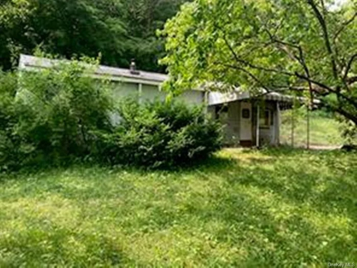 For those seeking a mobile home on private property this is for you. Mobile home in need of extensive repairs. A new mobile home larger than 40 feet will require Town approval. Excellent location, near end of cul-de-sac, quality 200 by 200 .92 acre lot.
