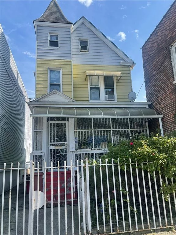 Single family home in the Bronx. Investors welcome, R5 zoning. 25 x 154 lot size. Great Investment Opportunity. Call now!